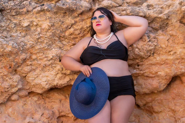 Schöne Sinnliche Frau Mit Schwarzem Bikini Und Dunklen Nuancen Strand — Stockfoto