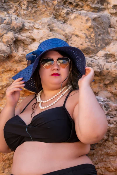 Mooie Sensuele Vrouw Met Zwarte Bikini Donkere Tinten Het Strand — Stockfoto