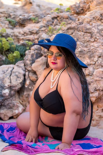 Hermosa Mujer Sensual Con Bikini Negro Tonos Oscuros Playa — Foto de Stock