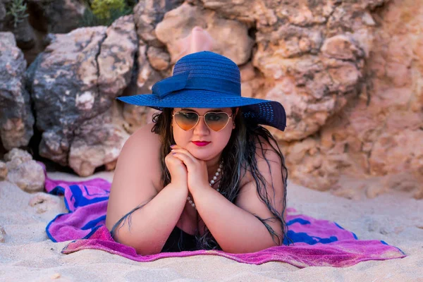 Piękna Zmysłowa Kobieta Czarnym Bikini Ciemnymi Odcieniami Plaży — Zdjęcie stockowe