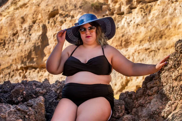 Vacker Sensuell Kvinna Med Svart Bikini Och Mörka Nyanser Stranden — Stockfoto