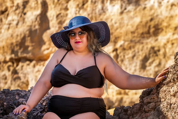Bella Donna Sensuale Con Bikini Nero Sfumature Scure Sulla Spiaggia — Foto Stock