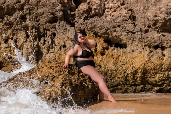 Красива Чуттєва Жінка Чорним Бікіні Темними Відтінками Пляжі — стокове фото
