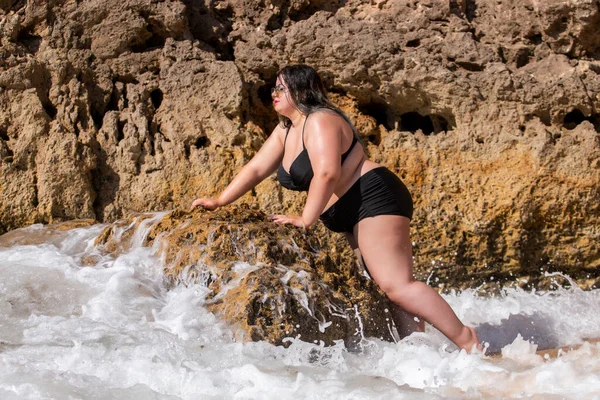 Bela Mulher Sensual Com Biquíni Preto Tons Escuros Praia — Fotografia de Stock