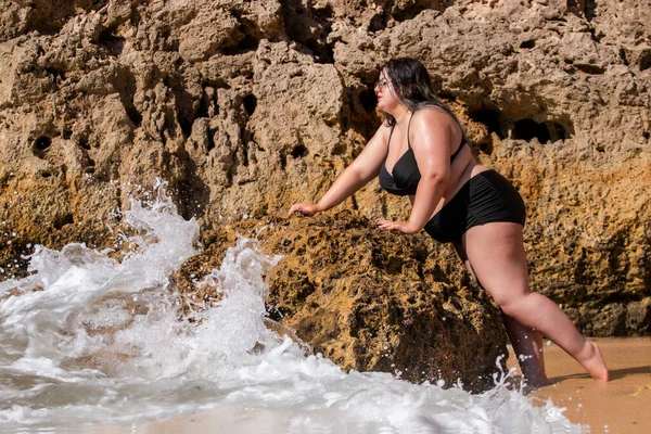 Bella Donna Sensuale Con Bikini Nero Sfumature Scure Sulla Spiaggia — Foto Stock