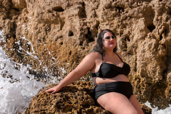 美丽的性感女人 穿着黑色比基尼 沙滩上有深色阴影 — 图库照片