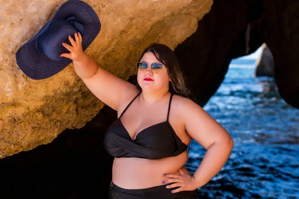 Bela Mulher Sensual Com Biquíni Preto Tons Escuros Praia — Fotografia de Stock