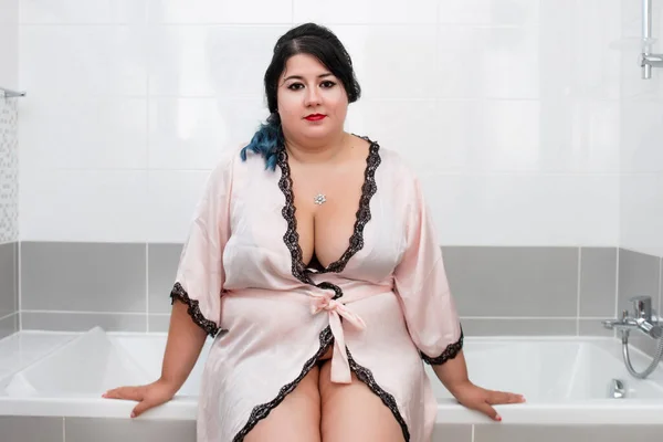 Donna Sensuale Accappatoio Rosa Lingerie Sulla Vasca Bagno — Foto Stock