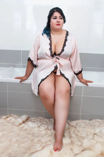 Mujer Albornoz Rosa Sensual Lencería Bañera — Foto de Stock