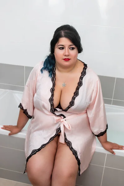 Vrouw Sensuele Roze Badjas Lingerie Het Bad — Stockfoto