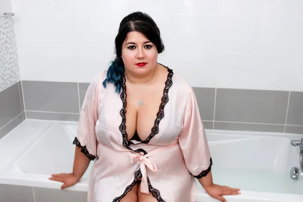 Mujer Albornoz Rosa Sensual Lencería Bañera — Foto de Stock