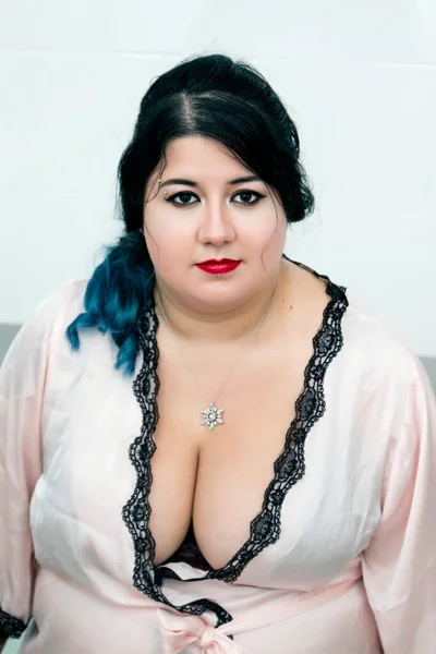 Kvinna Sensuell Rosa Badrock Och Underkläder Badkaret — Stockfoto