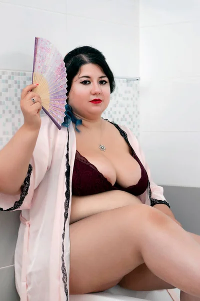 Vrouw Sensuele Roze Badjas Lingerie Het Bad — Stockfoto