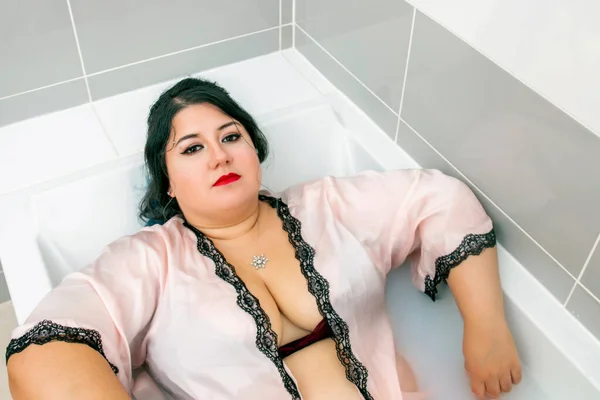 Mujer Albornoz Rosa Sensual Lencería Una Bañera Lechosa — Foto de Stock