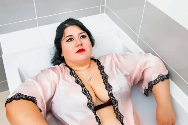 Kvinna Sensuell Rosa Badrock Och Underkläder Ett Mjölkaktigt Badkar — Stockfoto