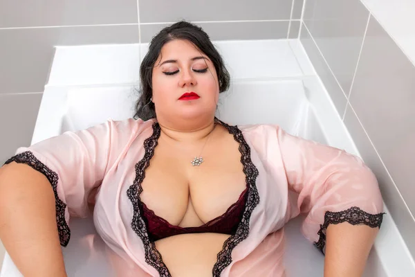 Mujer Albornoz Rosa Sensual Lencería Una Bañera Lechosa —  Fotos de Stock