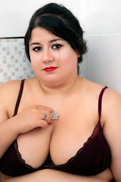 Mujer Lencería Sensual Color Rojo Oscuro Una Bañera Lechosa —  Fotos de Stock