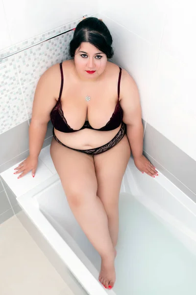 Mujer Lencería Sensual Color Rojo Oscuro Una Bañera Lechosa —  Fotos de Stock
