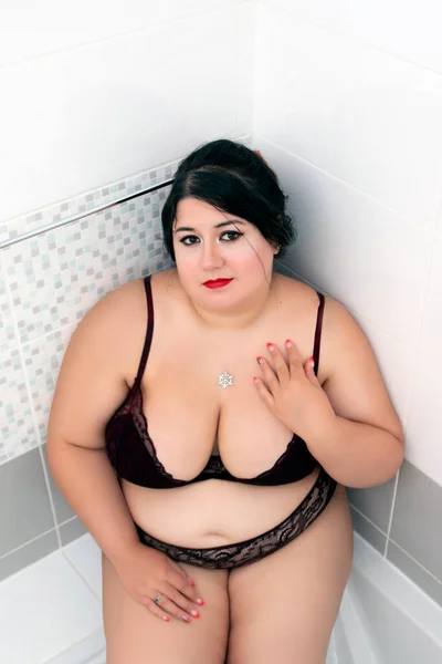 Woman Sensual Dark Red Lingerie Milky Bathtub — Stock Photo, Image