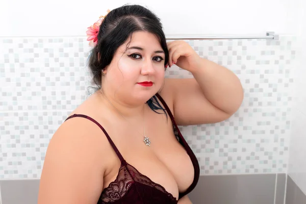 Donna Lingerie Sensuale Rosso Scuro Una Vasca Bagno Lattiginosa — Foto Stock