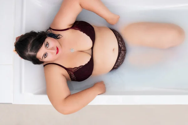 Mujer Lencería Sensual Color Rojo Oscuro Una Bañera Lechosa — Foto de Stock