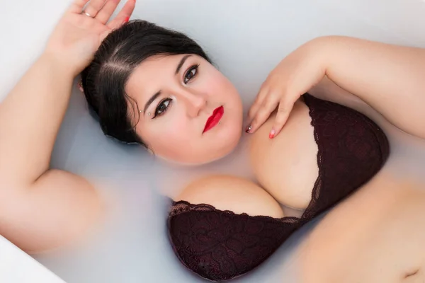 Mujer Lencería Sensual Color Rojo Oscuro Una Bañera Lechosa — Foto de Stock