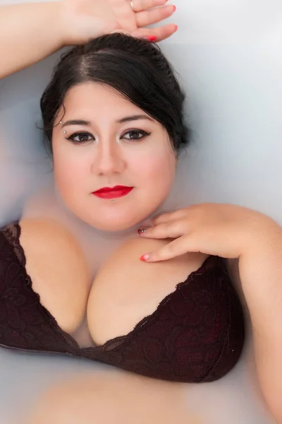 Mujer Lencería Sensual Color Rojo Oscuro Una Bañera Lechosa — Foto de Stock