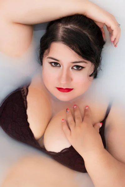 Mujer Lencería Sensual Color Rojo Oscuro Una Bañera Lechosa — Foto de Stock