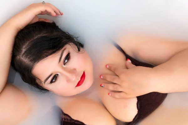 Mujer Lencería Sensual Color Rojo Oscuro Una Bañera Lechosa —  Fotos de Stock