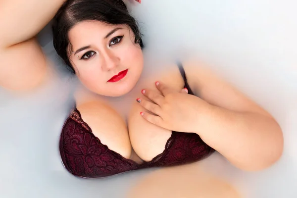 Femme Lingerie Rouge Foncé Sensuelle Sur Une Baignoire Laiteuse — Photo