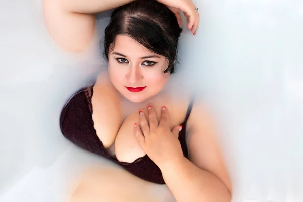 Mujer Lencería Sensual Color Rojo Oscuro Una Bañera Lechosa — Foto de Stock
