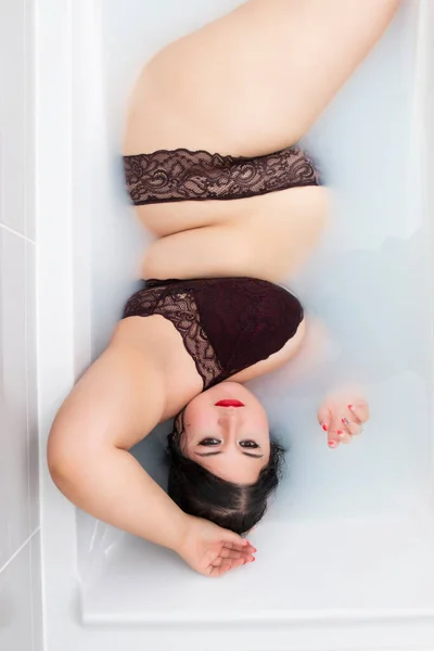 Femme Lingerie Rouge Foncé Sensuelle Sur Une Baignoire Laiteuse — Photo