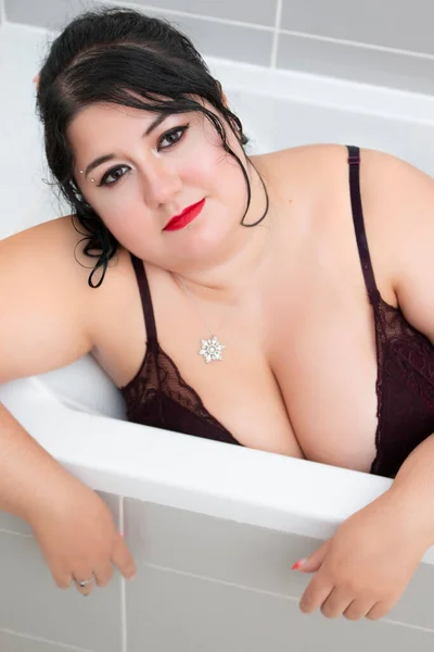 Mujer Lencería Sensual Color Rojo Oscuro Una Bañera Lechosa — Foto de Stock