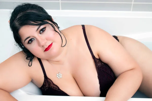 Mujer Lencería Sensual Color Rojo Oscuro Una Bañera Lechosa —  Fotos de Stock