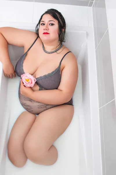 Femme Lingerie Sensuelle Sur Une Baignoire Laiteuse — Photo