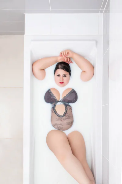 Женщина Чувственном Белье Молочной Ванне — стоковое фото