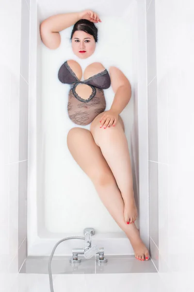 Mujer Vistiendo Lencería Sensual Una Bañera Lechosa — Foto de Stock