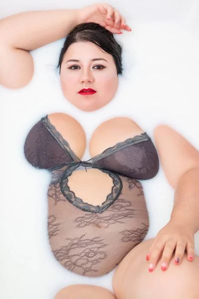 Mujer Vistiendo Lencería Sensual Una Bañera Lechosa —  Fotos de Stock