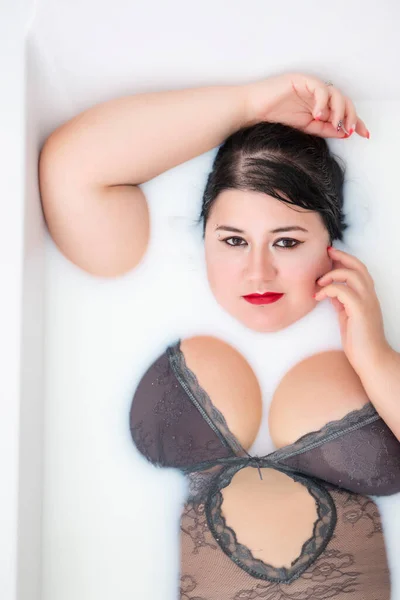 Frau Trägt Sinnliche Dessous Auf Einer Milchigen Badewanne — Stockfoto