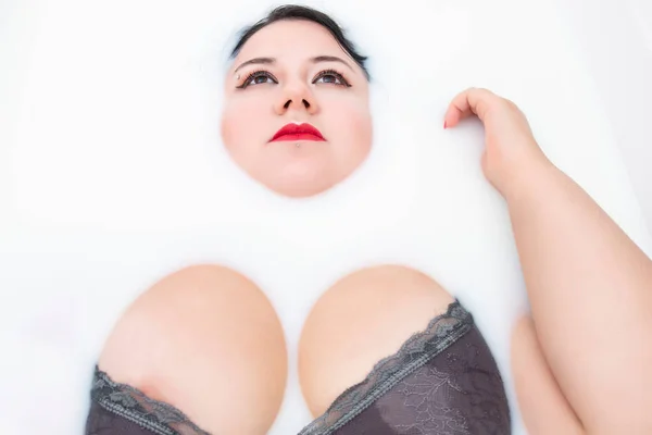 Mujer Vistiendo Lencería Sensual Una Bañera Lechosa — Foto de Stock