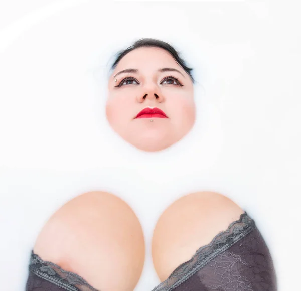 Kvinna Bär Sensuella Underkläder Mjölkaktig Badkar — Stockfoto