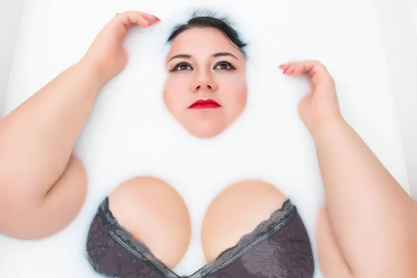 Sütlü Küvette Seksi Çamaşırları Giyen Bir Kadın — Stok fotoğraf