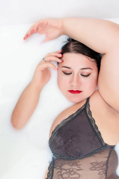 Mulher Vestindo Lingerie Sensual Uma Banheira Leitosa — Fotografia de Stock