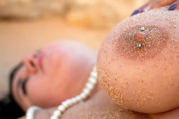 Hermosa Mujer Sensual Desnuda Posando Naturaleza Cerca Costa Playa Arena Fotos De Stock