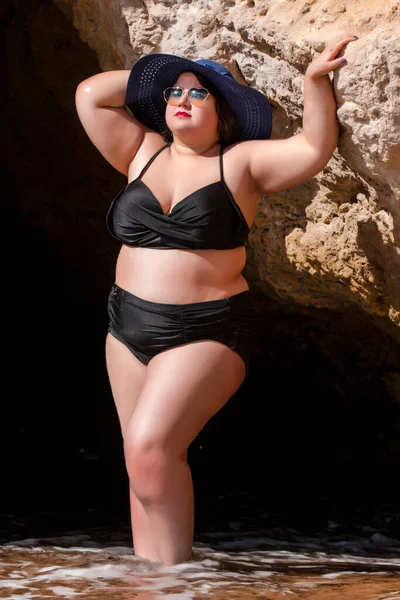 Hermosa Mujer Sensual Con Bikini Negro Tonos Oscuros Playa Imagen De Stock