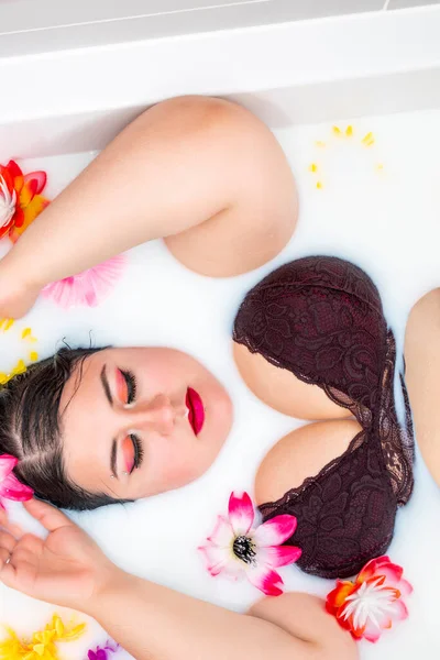 Mujer Vistiendo Lencería Roja Sensual Una Bañera Lechosa Con Flores — Foto de Stock