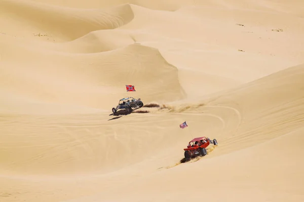 ATV pilotos no vasto deserto — Fotografia de Stock