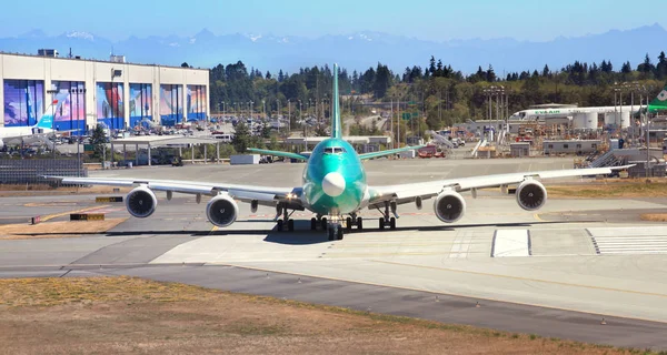 Samolot Boeing 747 opodatkowania na wybiegu — Zdjęcie stockowe