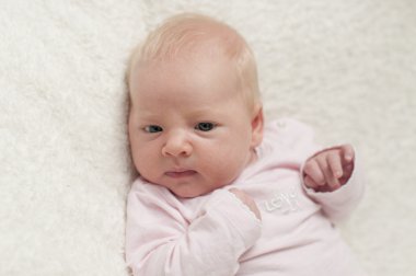 Şirin yeni doğan bebek portre