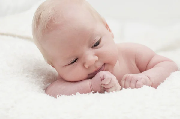 Schattige schattig pasgeboren baby portret — Stockfoto